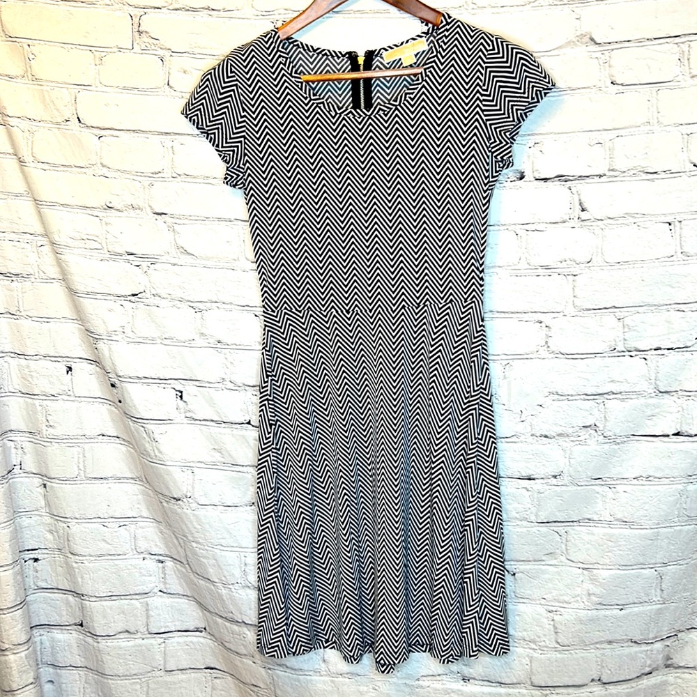 Michael Kors Black & White Chevron Print Swing Dress Size XS Excellent Condition
